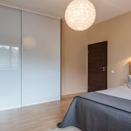 Stunning 2 Bedroom In Quite Part Of *