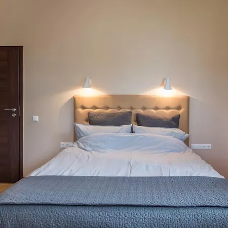 Stunning 2 Bedroom In Quite Part Of Apartment *