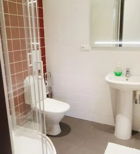 Stunning 2 Bedroom In Quite Part Of Апартаменты Рига