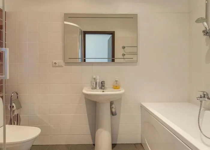 Stunning 2 Bedroom In Quite Part Of