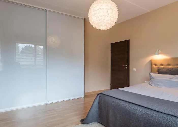 Stunning 2 Bedroom In Quite Part Of *