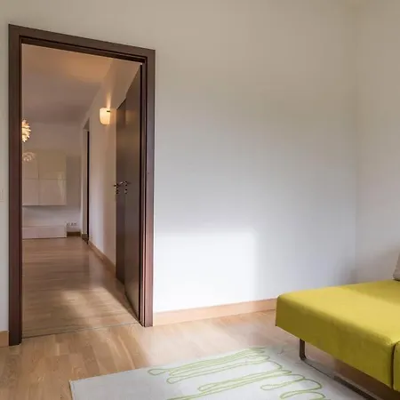 Stunning 2 Bedroom In Quite Part Of Apartament *