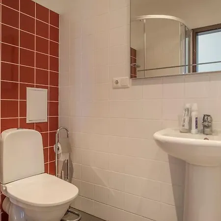 Apartment Stunning 2 Bedroom In Quite Part Of *